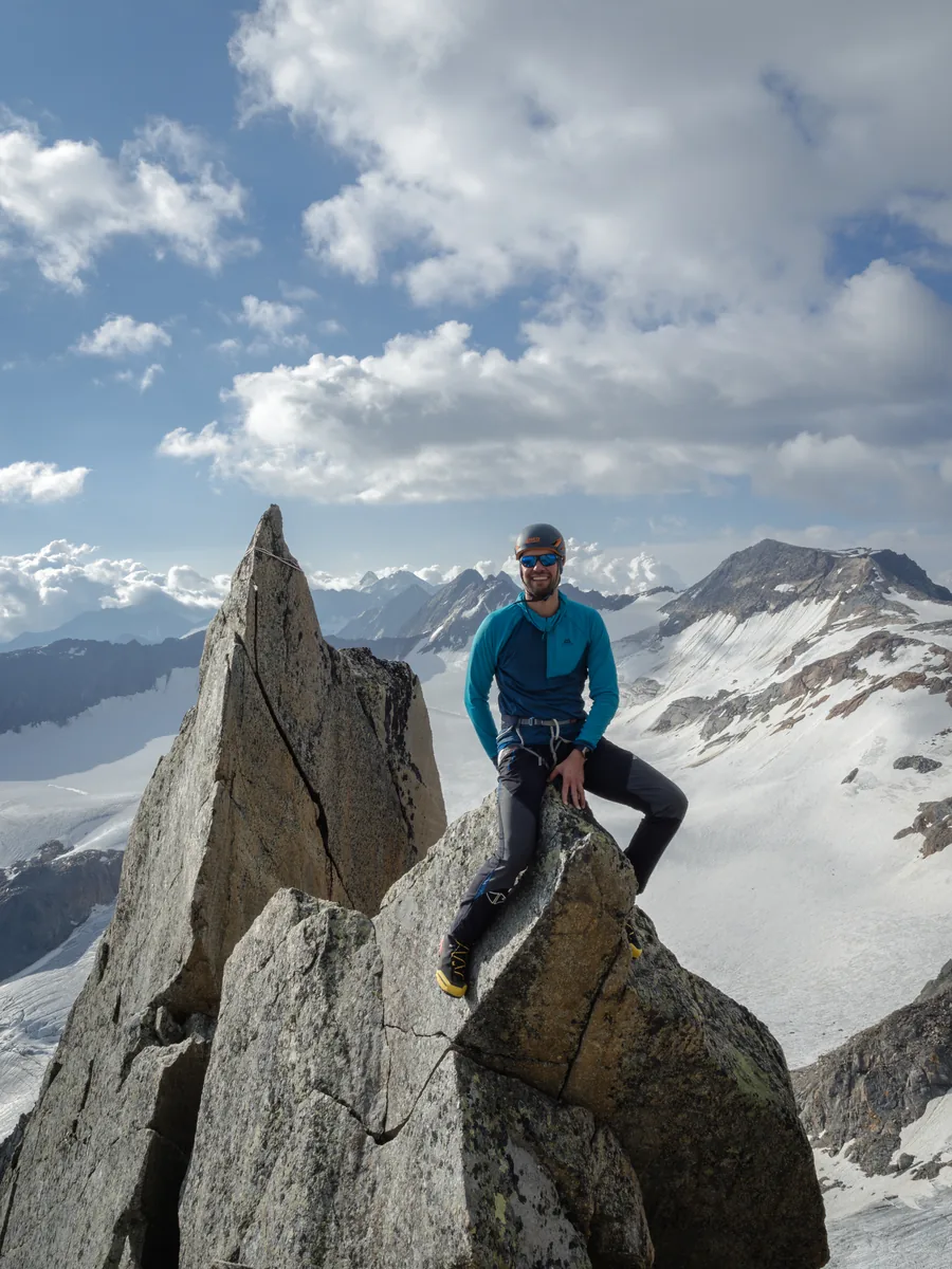 Maximilian Wäger auf einem Felsgrat im Ötztal