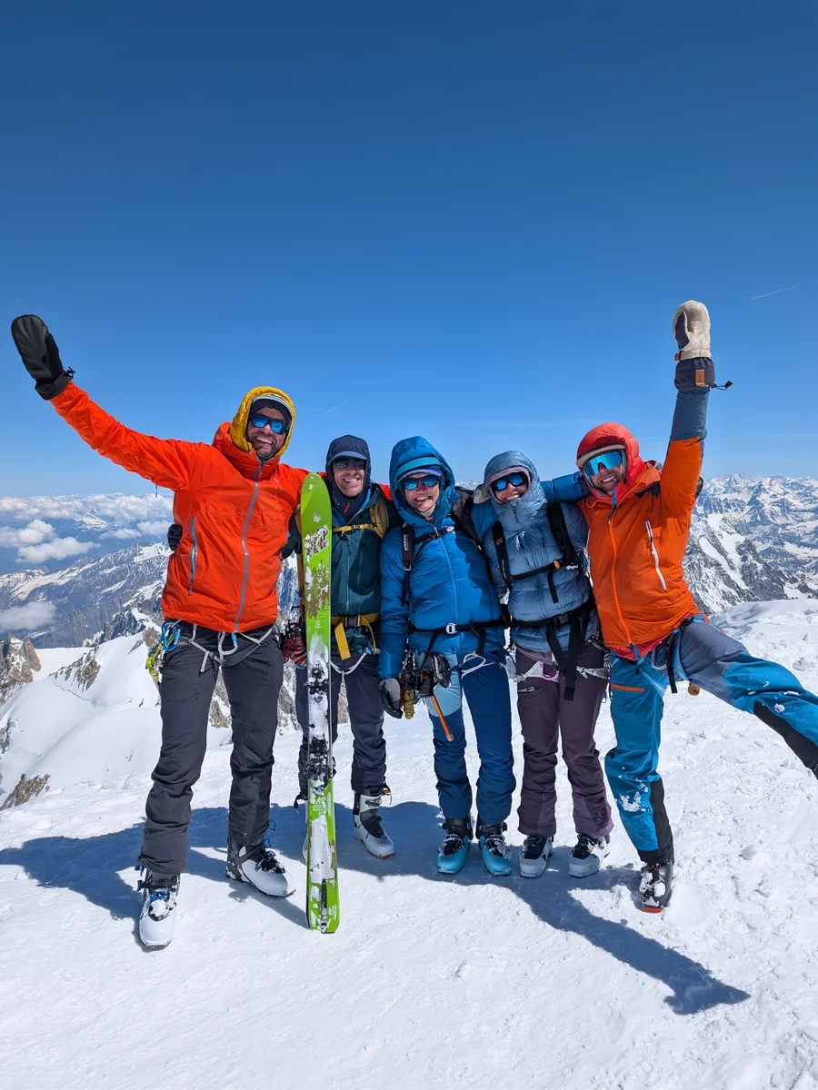Fünf Bergsteiger auf dem Gipfel des Mont Blanc, Arme in der Luft
